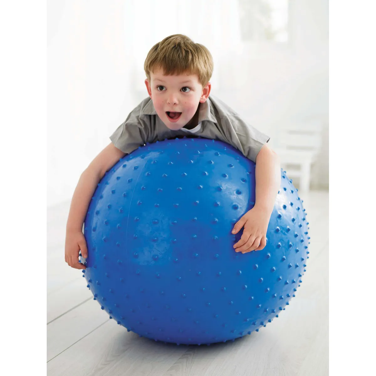 Kind, Ball, Blauer Ball, Große Ball, Kleinkindspielzeug, Spielball, Kuddelball, Ball mit Noppen, Kinderball, großer blauer Ball