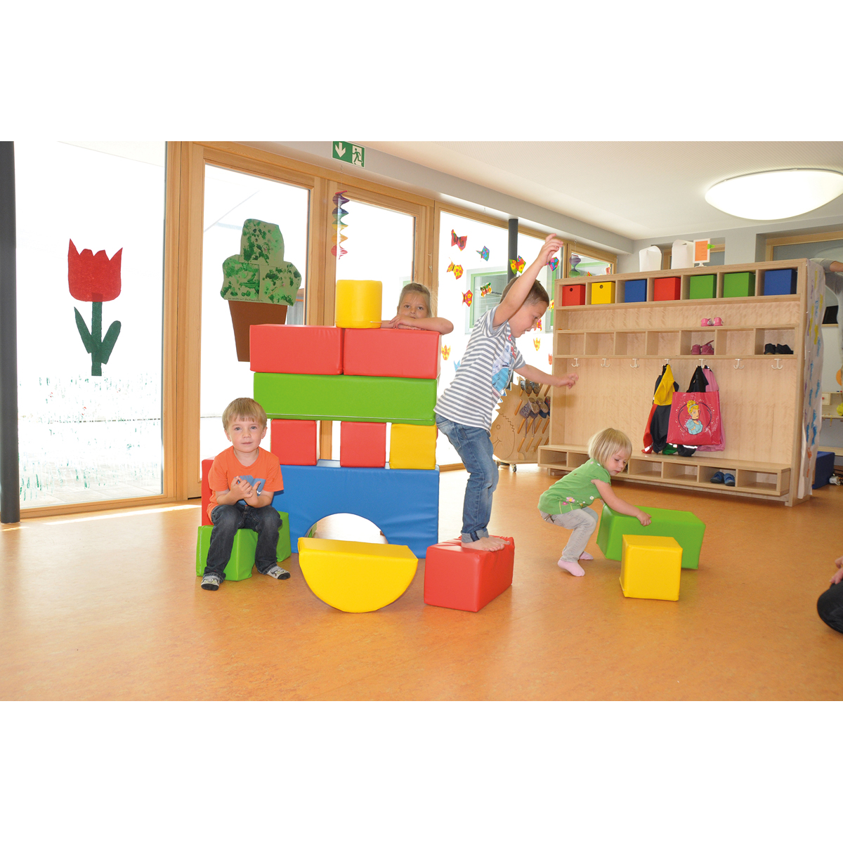 Kinder Spielzeug, Kleinteile, Kletterturm, Bauklötze, Pädagogische Spielumgebung