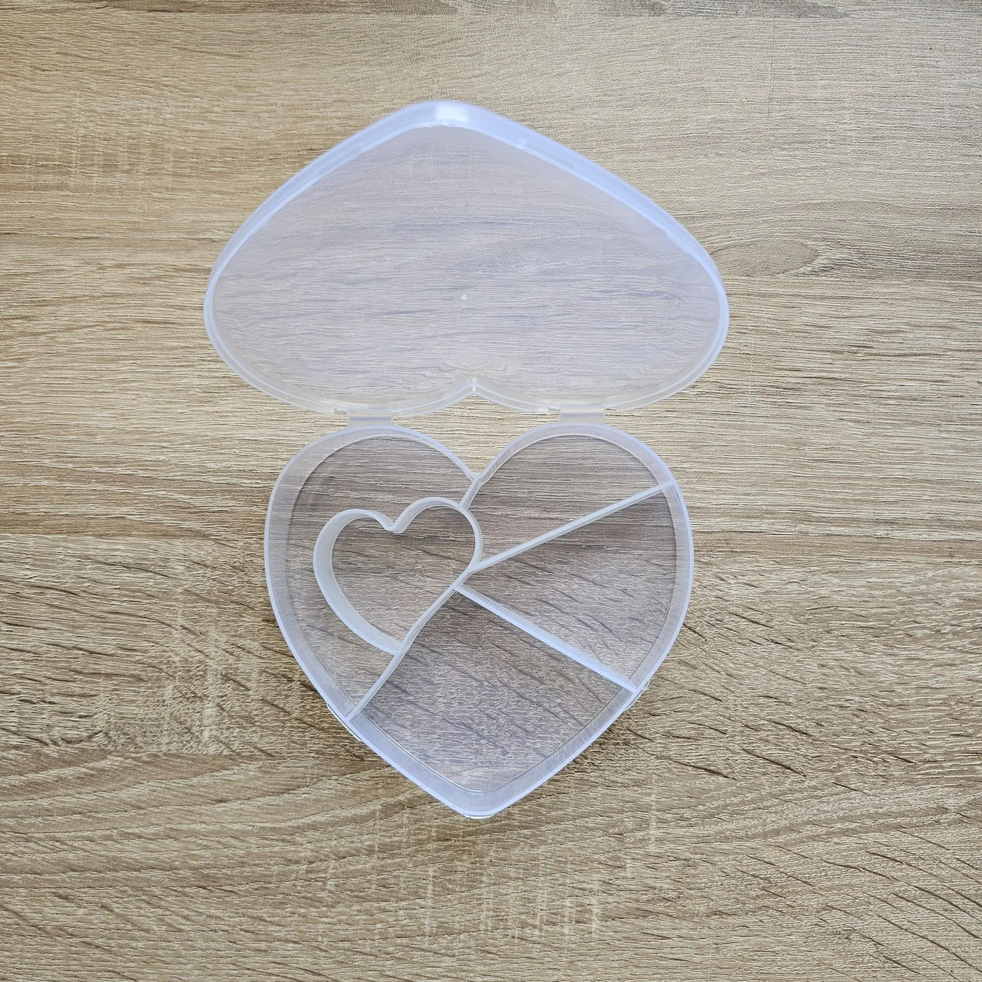 Perlenbox "Herz" 5 Fächer • leer transparent 700 auf Lager