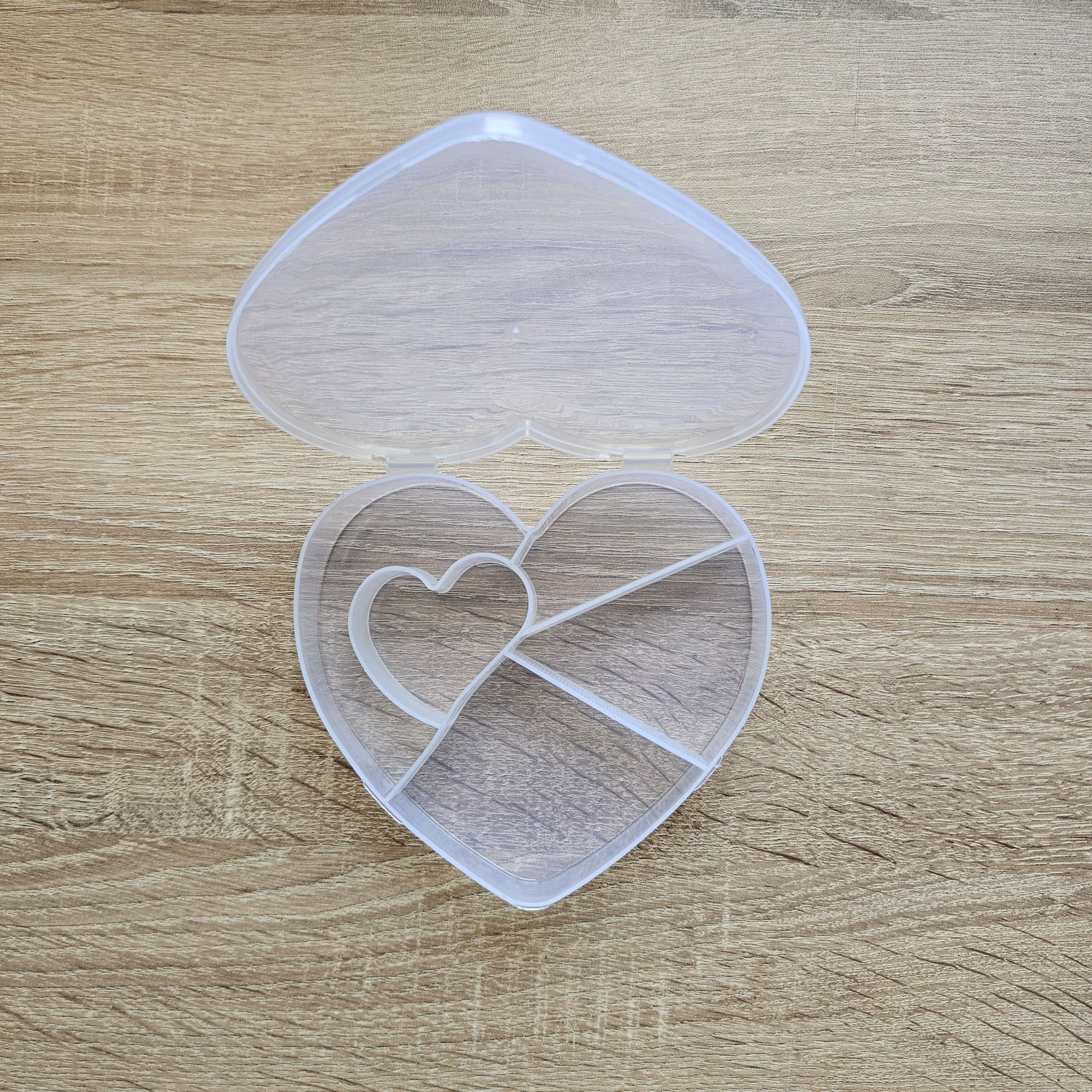 Aufbewahrungsbox für Perlen "Herz" • 5 Fächer transparent 700 auf Lager