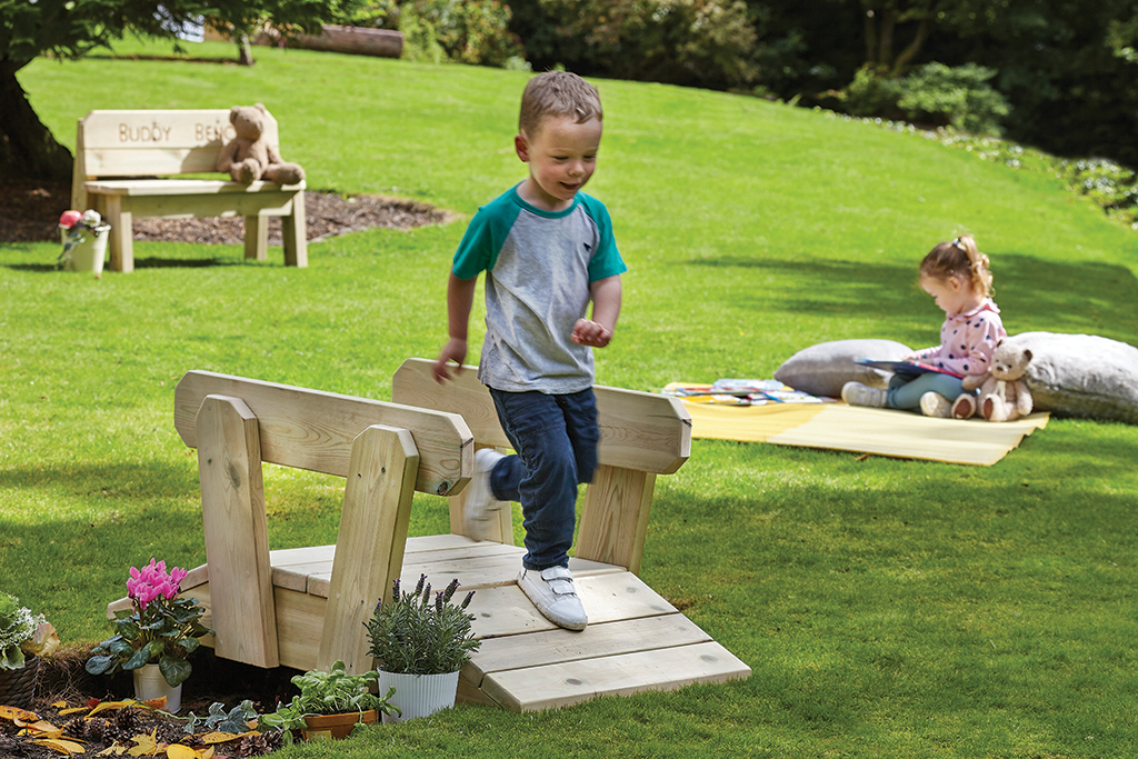 Spielplatz, Holzbrücke, Außenbereich, Kinder, Garten, Holzbrücke, Outdoor-Spiel, Kind, Rasen, Garten, Kürbis, Blumen
