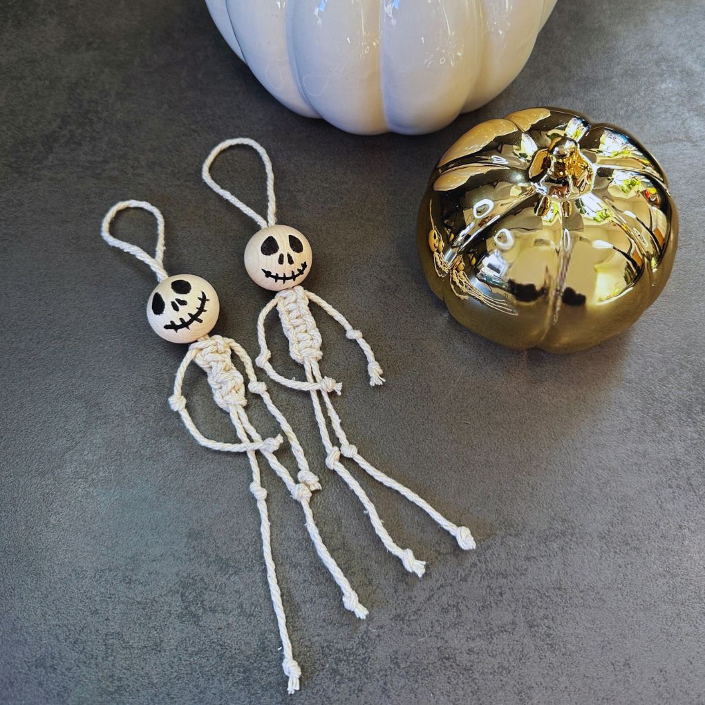 Basteln mit Holzperlen & Co: Halloween DIYs für die ganze Familie