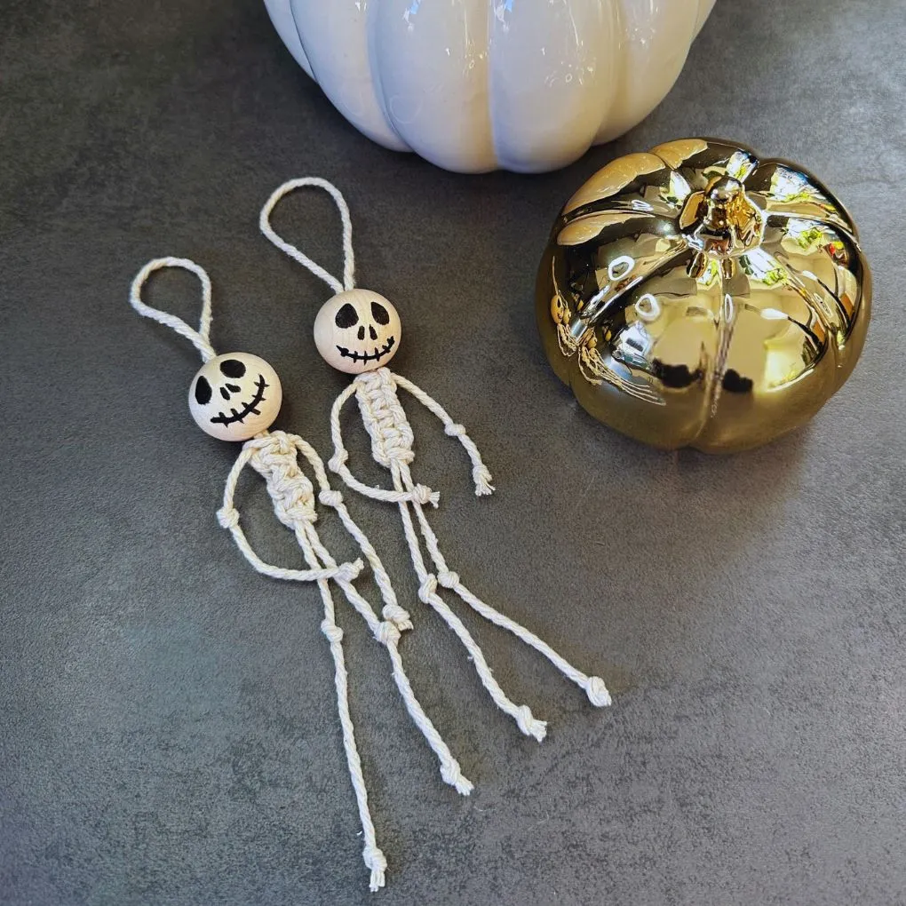 Basteln mit Holzperlen & Co: Halloween DIYs für die ganze Familie