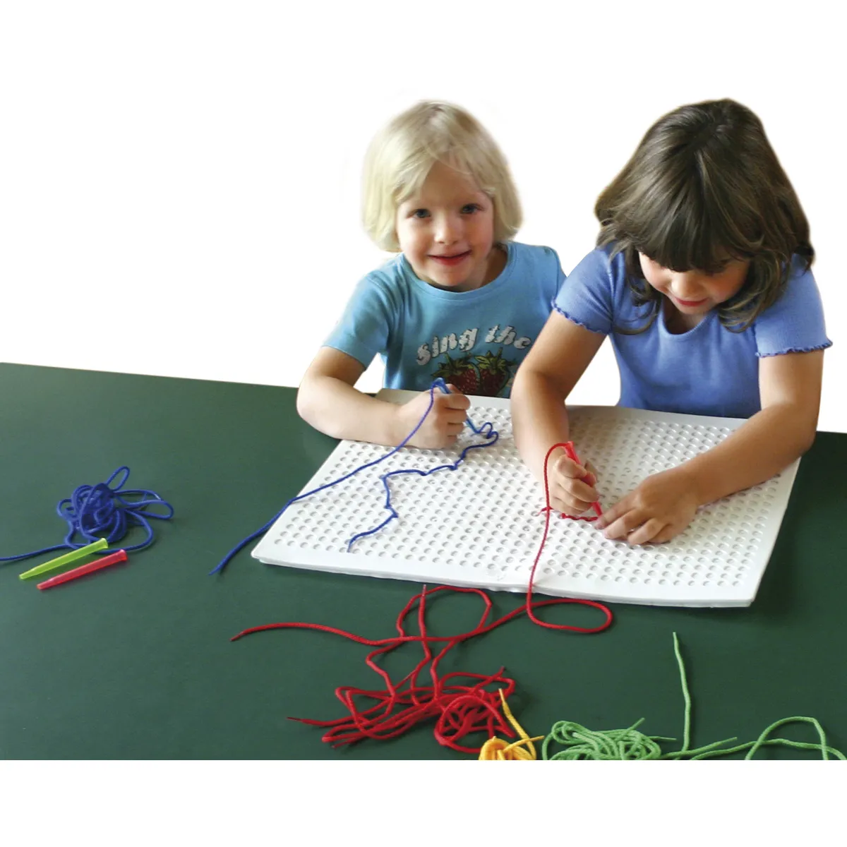 Kinder, Nähprojekt, Kreuzstich, Fädelarbeit, Bastelplatte, Kinder, Garn, Fädelbrett, Seil, Bunte Fäden