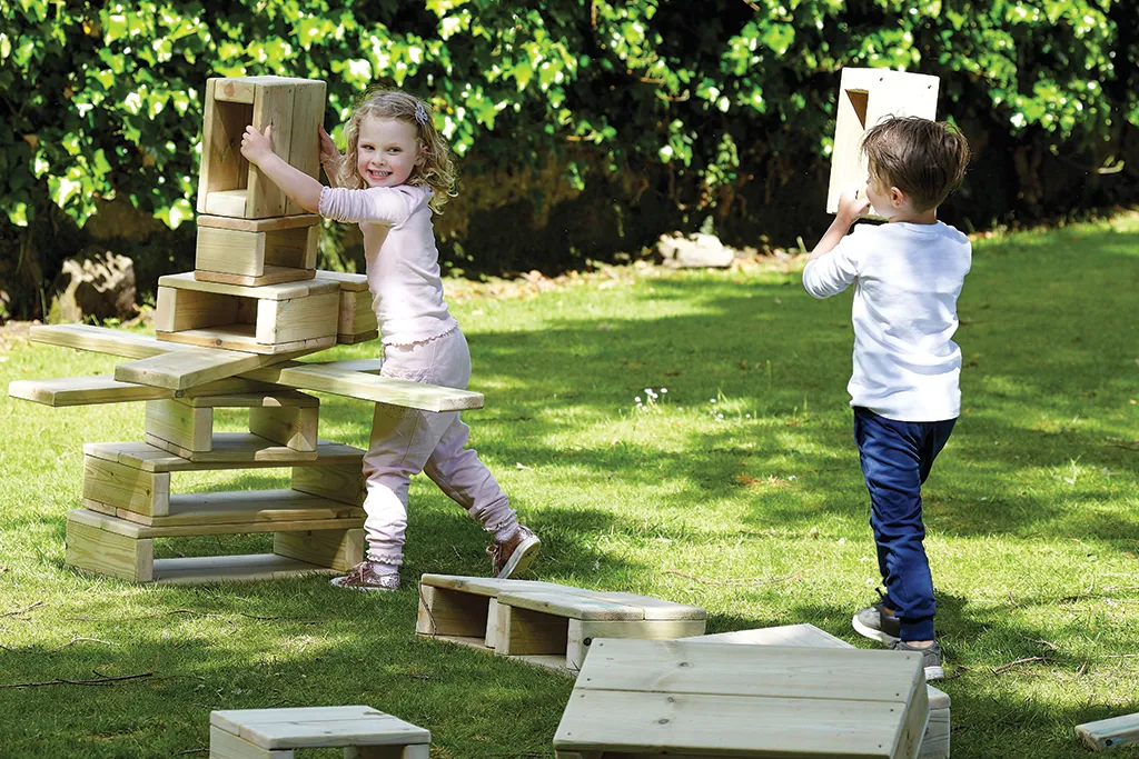 Holzspielzeug, Kastensystem, Holzblöcke, Kinder spielen, Garten, Holzspiel, Kreativbau, Sandkasten, Outdoor-Spiel, Kinder