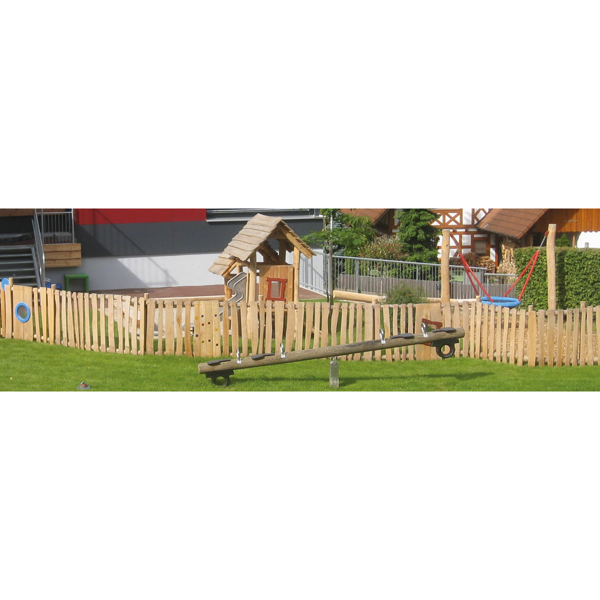 Spielplatz, Holzzaun, Schaukeln, Rutsche, Klettergerüst