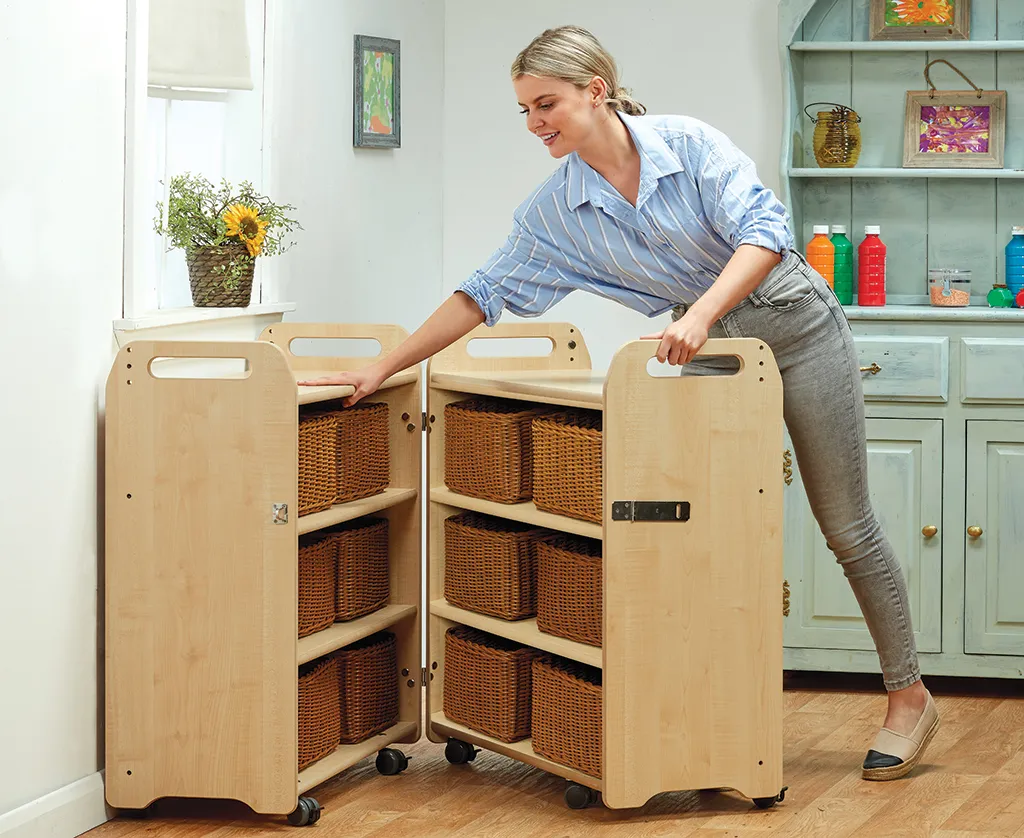 Korbregal, Korbcontainer, Rollbares Regal, Wäschekorbregal, Holzregal mit Körben, Küche, Wäscherei, Wäschekörbe, Rollwagen, Holzregal