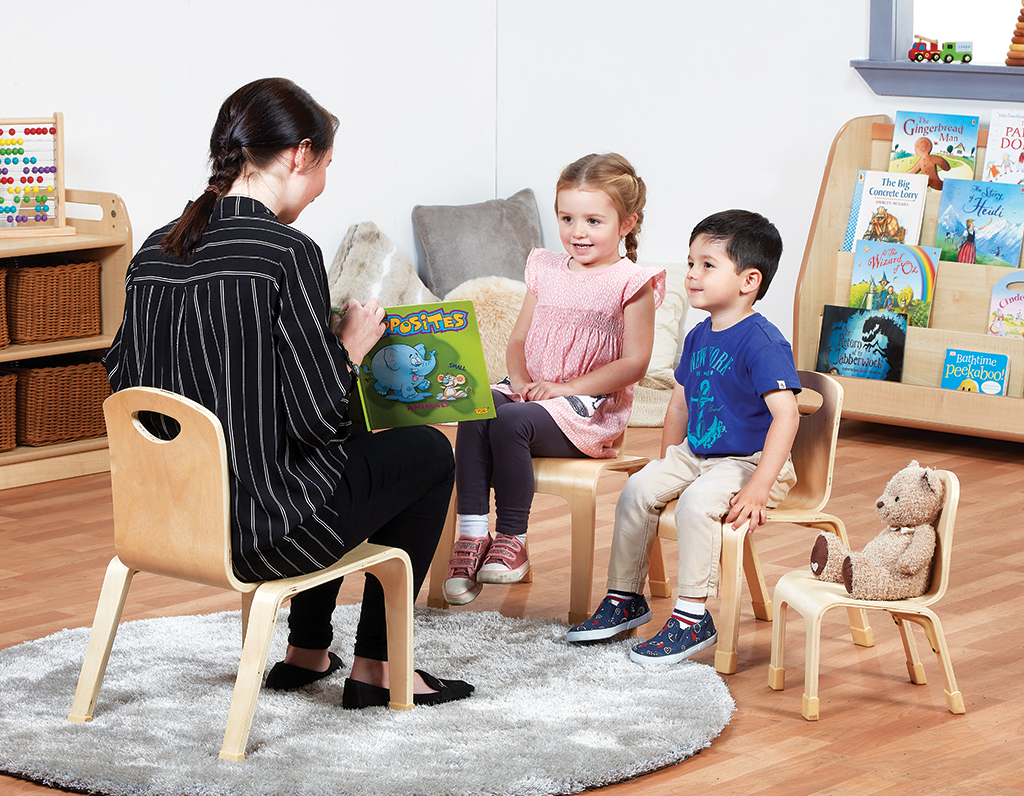 Kinderbuch, Lesestunde, Kinderzimmer, Holzstuhl, Plüschtier, Kinderbuch, Lesestunde, Kleinkinder, Holzstühle, Bücherwand, Kinderbuch, Lesestunde, Kindergruppe, Holstühle, Spielzeugstuhl, Kinderbuch, Lesestunde, Kindersessel, Kleidung Jungen, Kleidung Mädc