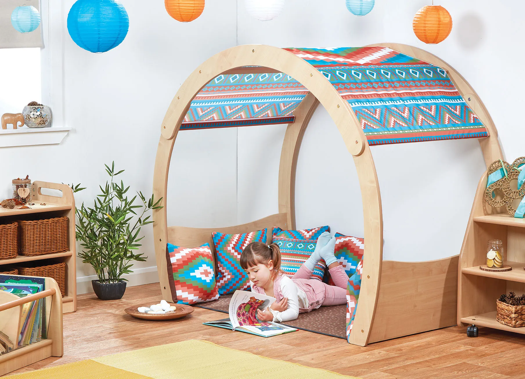 Kinderbett, Kuschelbaldachin, Geometrischer Muster, Holzrahmen, Kissen-Set, Kinderzimmer, Spielzelt, Dekokissen, Holzrahmen, Kastenspielzeug