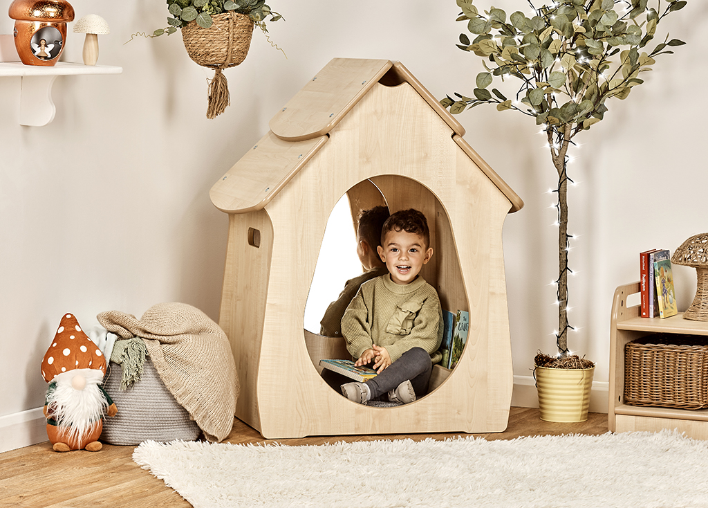  Spielhaus, Holzspielhaus, Kinderzimmer, Kleinkind, Kinderleseplatz, Kinderhaus, Holzhaus, Spielzeughut, Kleidung: sweater, Kinderzimmer