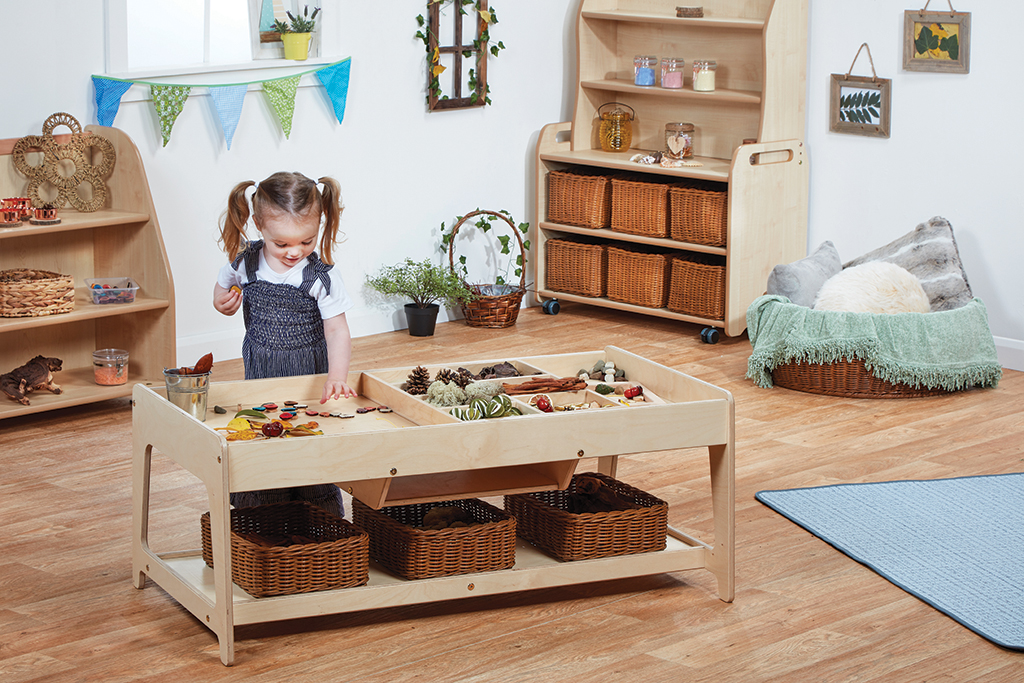 Holztisch, Kinderspielzeug, Körbe, Holztable, Spielzeugset, Spielzeugtisch, Holztisch, Kieselsteine, Kinderzimmer, Sortierkasten