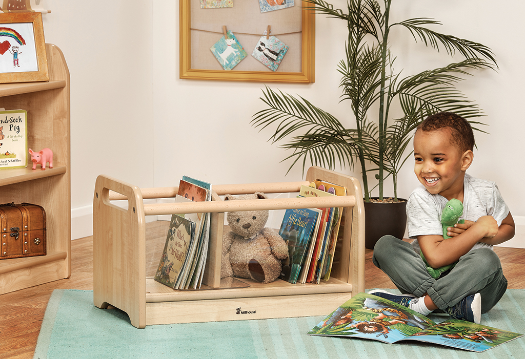 Kinderbücher, Holz-Buchrack, Teddy-Bär, Pflanze, Kind mit Spielzeug, Kinderzimmer, Bücherregal, Teddy, Bunte Bücher, Spielzeug