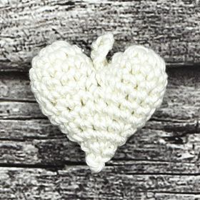 Crochet heart pendant 'beige' 44 in stock 